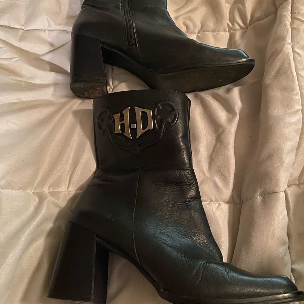 Woman’s size 8 Harley Davidson zip up boots